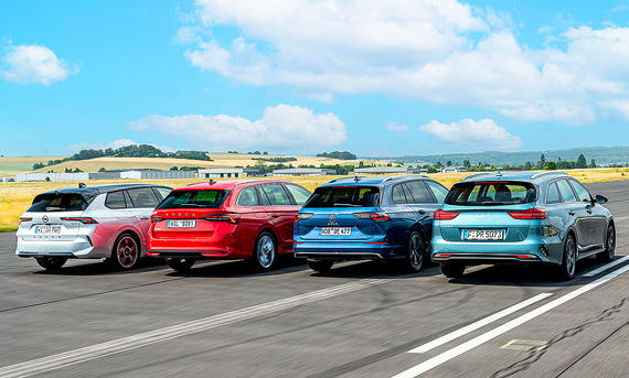 Opel Astra Sports Tourer/Skoda Octavia Combi/VW Golf Variant/Kia Ceed Sportswagon - Frank Ratering Gruppenbild mit Blick von hinten auf die fahrenden Kompakt-Kombis Opel Astra Sports Tourer, Skoda Octavia Combi, VW Golf Variant und Kia Ceed Sportswagon.