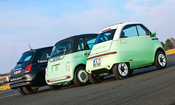 Ellenrieder Ellenator, Fiat Topolino und Micro Microlino. - Daniela Loof Gruppenbild mit Blick von schräg hinten auf die fahrenden Microcars Ellenrieder Ellenator/Fiat Topolino/Micro Microlino