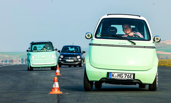 Fiat Topolino/Ellenrieder Ellenator/Micro Microlino - Daniela Loof Gruppenbild mit Blick von vorne auf die fahrenden Microcars Fiat Topolino, Ellenrieder Ellenator und Micro Microlino.