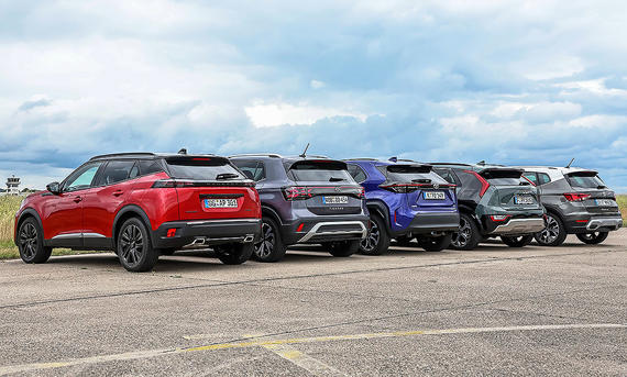 Peugeot 2008/VW T-Cross/Toyota Yaris Cross/Kia Niro/Seat Arona - Daniela Loof Blik von schräg hinten auf die City-SUV Peugeot 2008, VW T-Cross, Toyota Yaris Cross, Kia Niro und Seat Arona.
