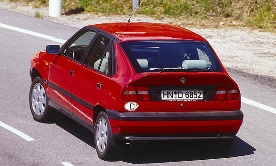 Der Lancia Delta HF turbo fahrend von schräg hinten fotografiert.