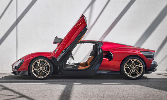 Alfa Romeo Stradale 33  mit geöffneten Türen, Ansicht von der Seite