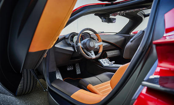 Das Cockpit des Alfa Romeo Stradale 33 (2023) fotografiert durch die geöffnete Scherentür.