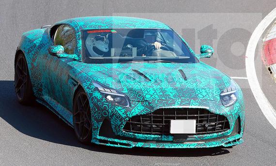 Aston Martin DB12 AMR - SH Proshots Blick von schräg vorne auf den fahrenden Erlkönig des Aston Martin DB12 AMR.