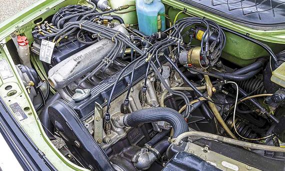 Der Motor des Audi 100 Avant.