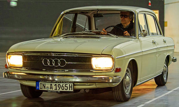 Audi 72 - Hardy Mutschler Der Audi 72 fahrend von vorne