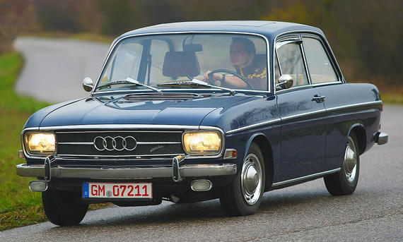 Der Audi 60 fahrend von schräg vorne fotografiert. 