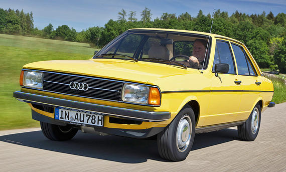 Der Audi 80 GTE fahrend von schräg vorne