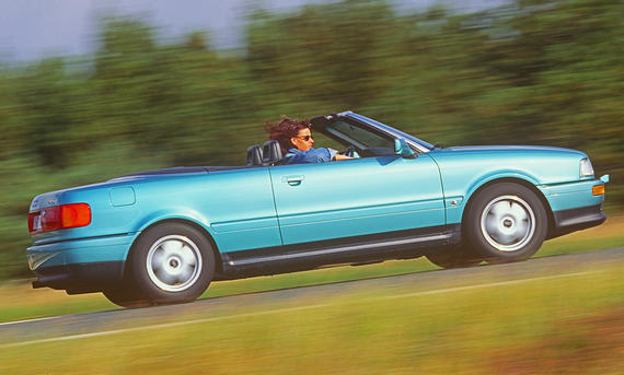 Audi Cabrio - Willy Bister Das Audi Cabrio fahrend seitlich