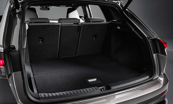 Audi Q4 45 e-tron - Audi Geöffneter Kofferraum des Audi Q4 45 e-tron.
