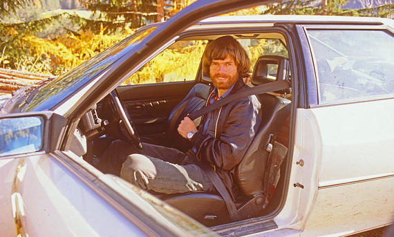 Reinhold Messner mit Audi Quattro - Peter Pilz Reinhold Messner sitzend im Audi Quattro