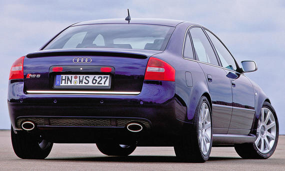 Der Audi RS 6 (C5) stehend von schräg hinten