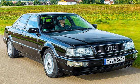 Der Audi V8 fahrend von schräg vorne fotografiert.