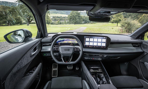 Audi Q3 (2025) - Audi Der Fahrersitz sowie das Display des Audi Q3 (2025).