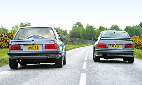 Blick von hinten auf die fahrenden Autos Alpina C2 und BMW M3 E30.