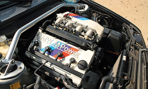 Blick in den Motorraum des BMW M3 Evolution.