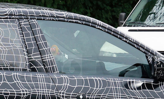 Elektrischer BMW M3 (2027) - SH Proshots Durch die Beifahrerscheibe ist das Cockpit des elektrischen BMW M3 (2027) zu erahnen.