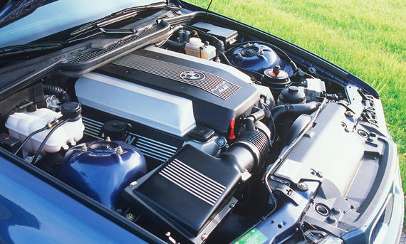 Alpina B8 4.6 - Foto: Willy Bister Man sieht den V8 im Motorraum des Alpina B8 4.6.
