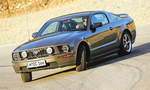 Ford Mustang GT - Foto: Frank Ratering Man sieht den Ford Mustang GT im Drift.