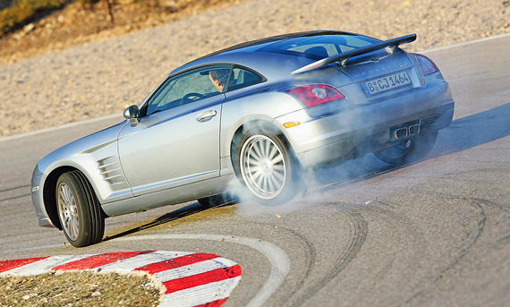 Man sieht den Chrysler Crossfire SRT-6 im Drift.