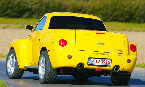 Chevrolet SSR - Bernd Ebener Der Chevrolet SSR fahrend von schräg hinten fotografiert.