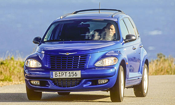 Chrysler PT Cruiser GT 2.4 Turbo - Bernd Ebener Der Chrysler PT Cruiser GT 2.4 Turbo fahrend von schräg vorne fotografiert.
