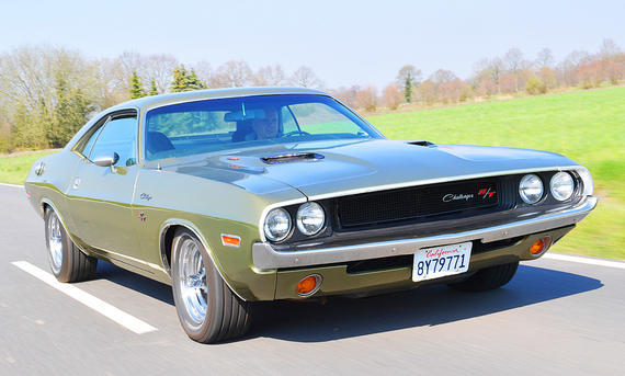 Der Dodge Challenger R/T fahrend von schräg vorne fotografiert.