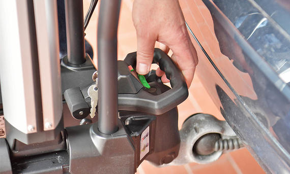 Fahrradträger für die Anhängerkupplung im Test - Zibi Mazar Feststellhebel am Eufab Premium Go+, fotografiert von der Seite.