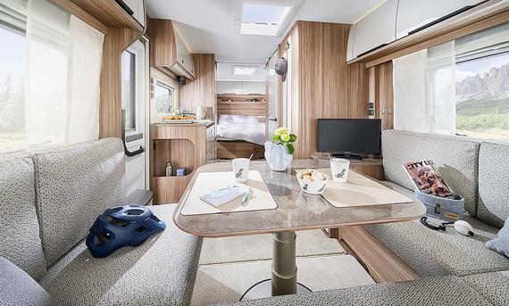 Fendt Tendenza (2025) - Fendt-Caravan Das Bild zeigt den Wohnraum des Fendt Tendenza (2025) im Grundriss 560 SFDW.