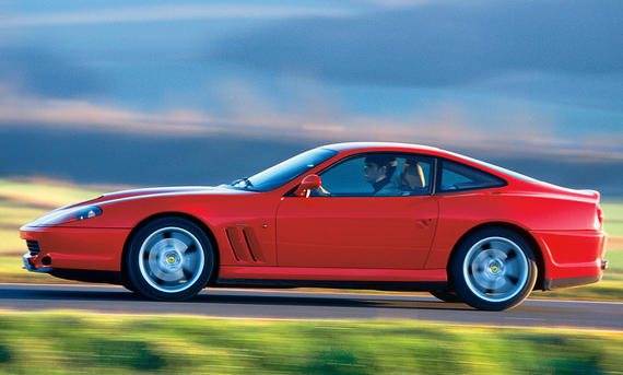 Der Ferrari 550 Maranello fahrend von der Seite fotografiert. 