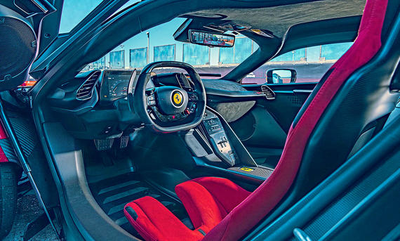 Der Innenraum des Ferrari F80 (2025) mit Cockpit und roten Schalensitzen.