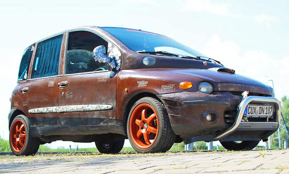 Fiat Multipla "Ratte" - Julian Schütte Der Fiat Multipla "Ratte" stehend von vorne