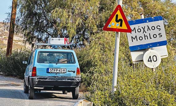 Ein Fiat Panda auf einer griechischen Landstraße