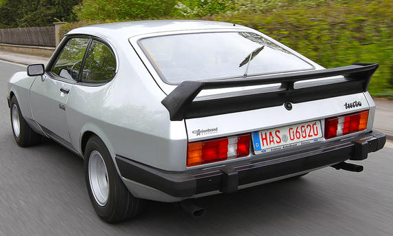 Der Ford Capri Werksturbo fahrend von schräg hinten fotografiert.