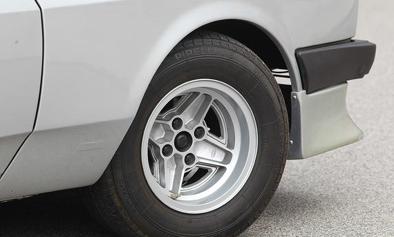 Eine Felge des Ford Capri Werksturbo.