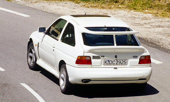 Der Ford Escort RS Cosworth fahrend von schräg hinten fotografiert. 