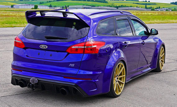 Ford Focus RS Turnier - Tim Neumann Der Ford Focus RS Turnier stehend von hinten