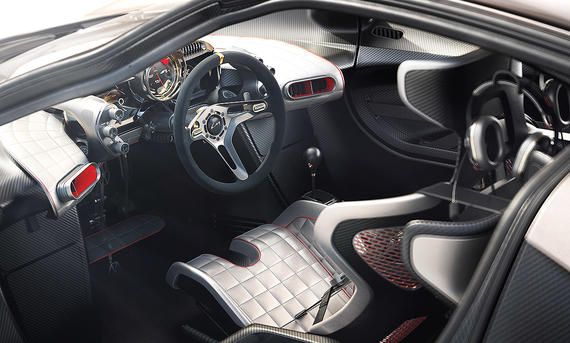 Blick auf die Armaturen im Innenraum des Gordon Murray GMSV S1 LM (2025).