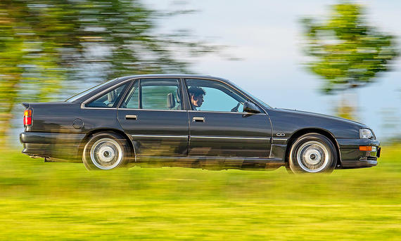 Blick von der Seite auf den fahrenden Irmscher Opel Senator 3.6i.