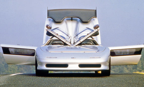Italdesign Aztec - Italdesign Der Italdesign Aztec stehend von vorne mit offenen Türen