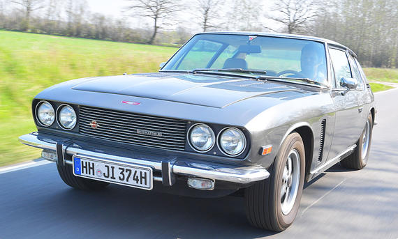 Der Jensen Interceptor Mk III fahrend von schräg vorne fotografiert.