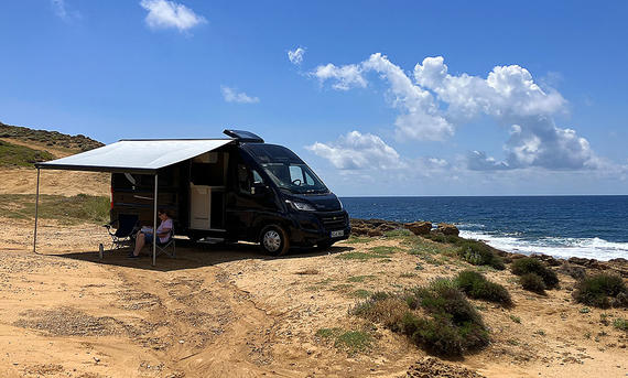 Camping-Reise auf Sardinien im Karmann Davis 600 LS - AUTO ZEITUNG Der Karmann Davis 600 LS stehend an der Küste Sardiniens mit ausgefahrener Markise.
