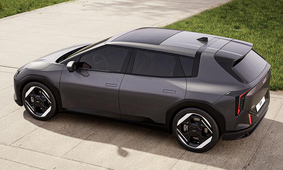 Der Kia EV4 Hatchback (2025) statisch von schräg hinten.