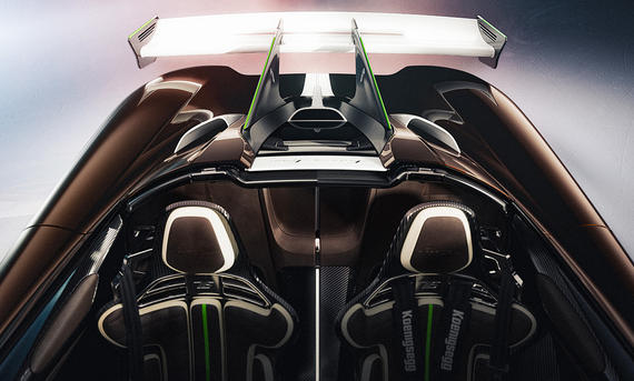Man sieht die Sitze und den Heckflügel des Koenigsegg Sadair’s Spear (2025).