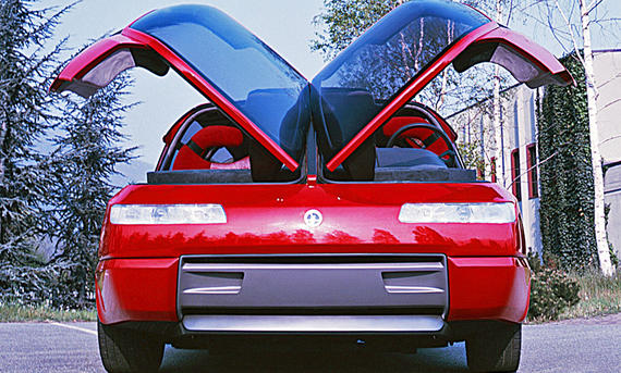 Bertone Lamborghini Genesis - Bertone Der Bertone Lamborghini Genesis statisch von vorne mit geöffneten Türen fotografiert.