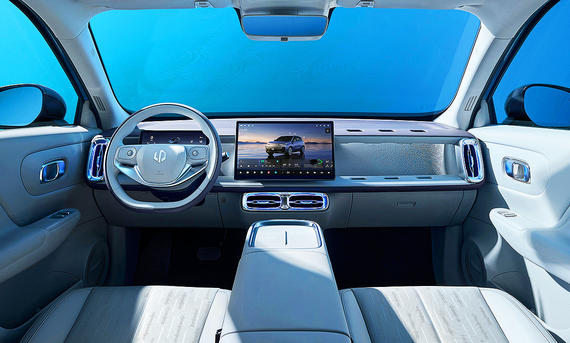 Blick auf die Armaturen im Innenraum des Leapmotor B10 (2025).