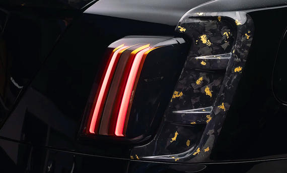 Rolls-Royce Spectre Mansory Linea D'Oro - Mansory Blick auf die Heckleuchten des Rolls-Royce Spectre Mansory Linea D'Oro.