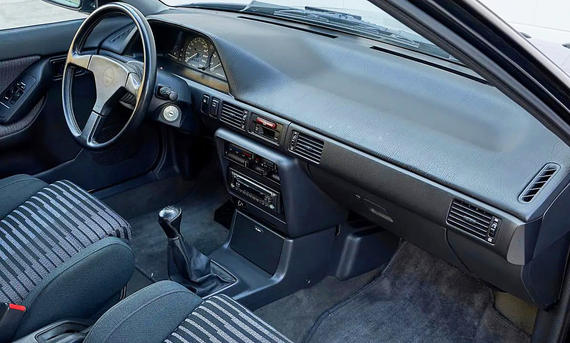 Mazda 323 GT-R - RM Sotheby's Das Cockpit des Mazda 323 GT-R.
