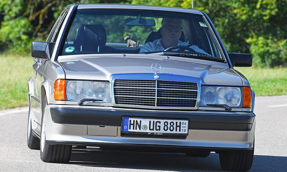 Der Mercedes 190 E 2.5-16 fahrend von vorne