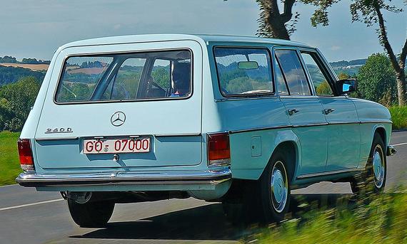 Mercedes 240 D Estate - Thomas Starck Der Mercedes 240 D Estate fahrend von schräg hinten fotografiert.